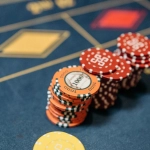 Онлайн казино для новичков с игральными фишками и картами